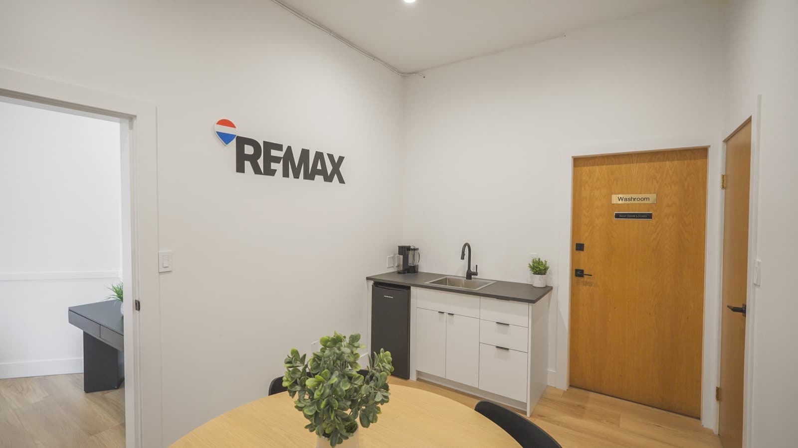 RE/MAX Professionals office fit-out detail 3